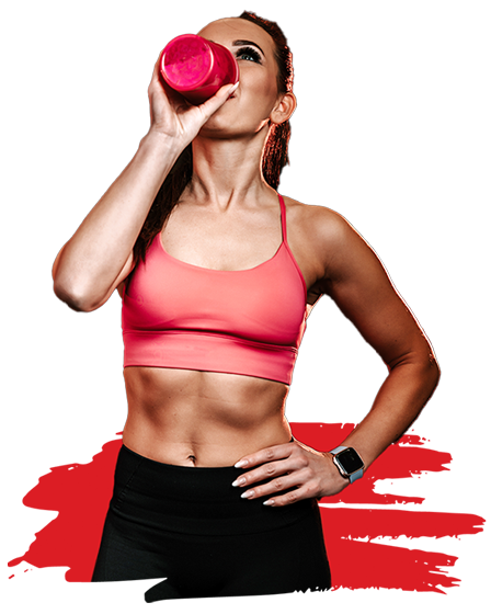 Sportive buvant dans une bouteille